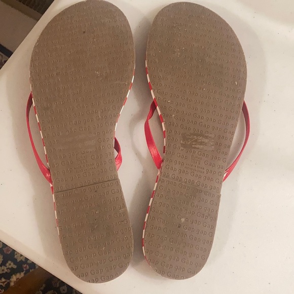 Sz 9 women’s GAP red/white striped flip flops - Picture 3 of 4